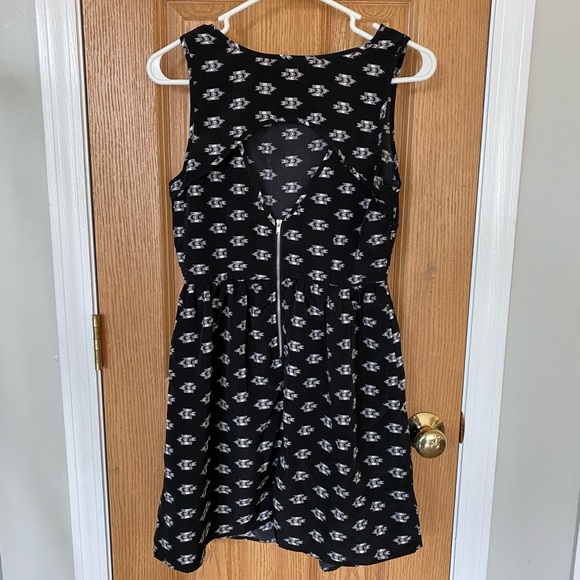 Black and White Print Dress - Picture 2 of 3